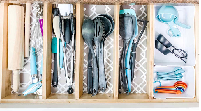 Organizing kitchen drawers seems to always be a struggle when it comes to organizing the kitchen